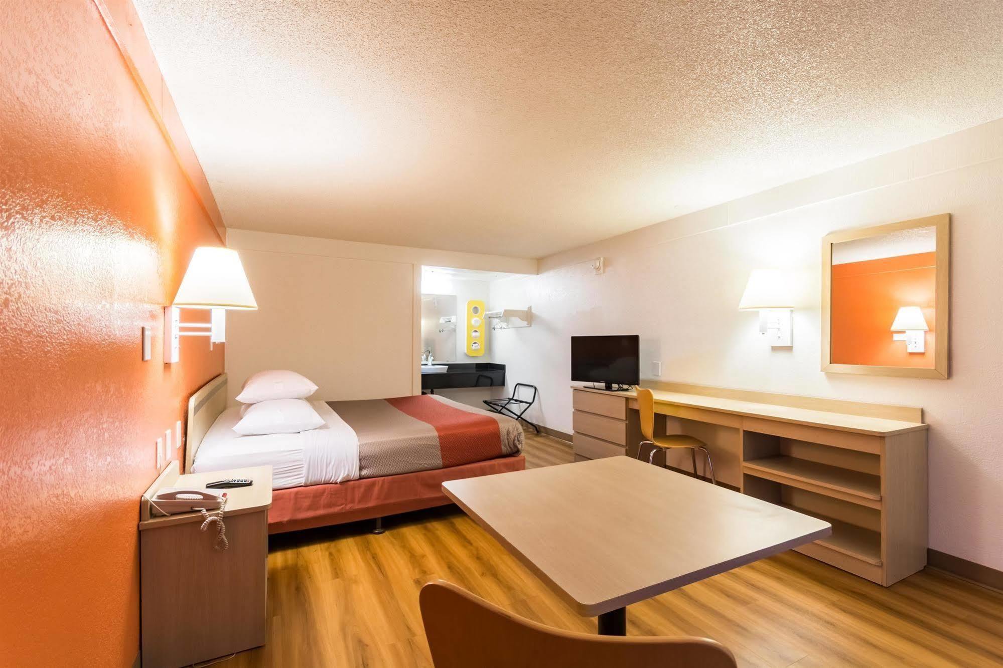 Travelodge By Wyndham Essington / Philadelphia Airport Экстерьер фото